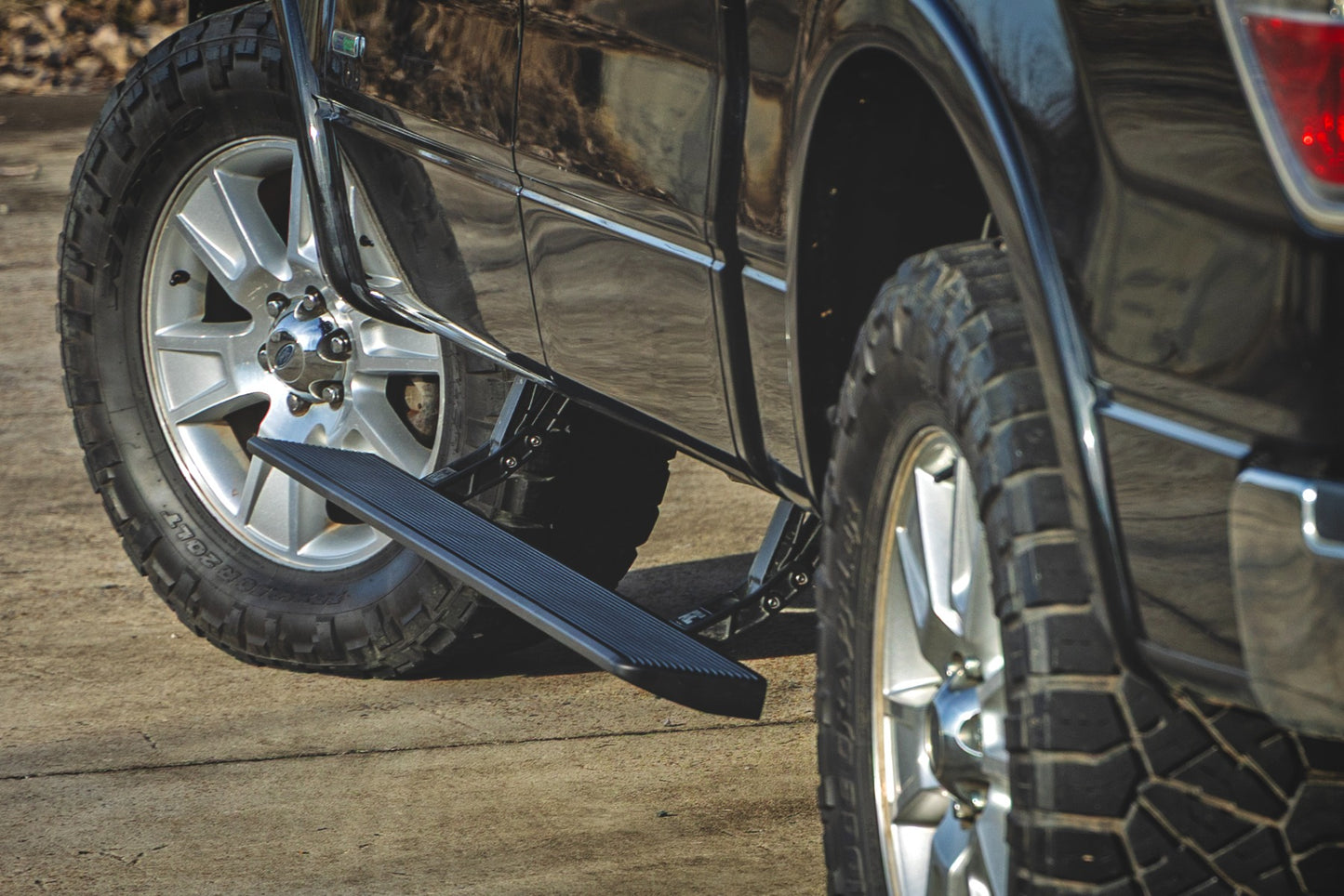 FORD- Rough Country Power Running Boards Crew Cab | Ford F-150 (2009-2014)